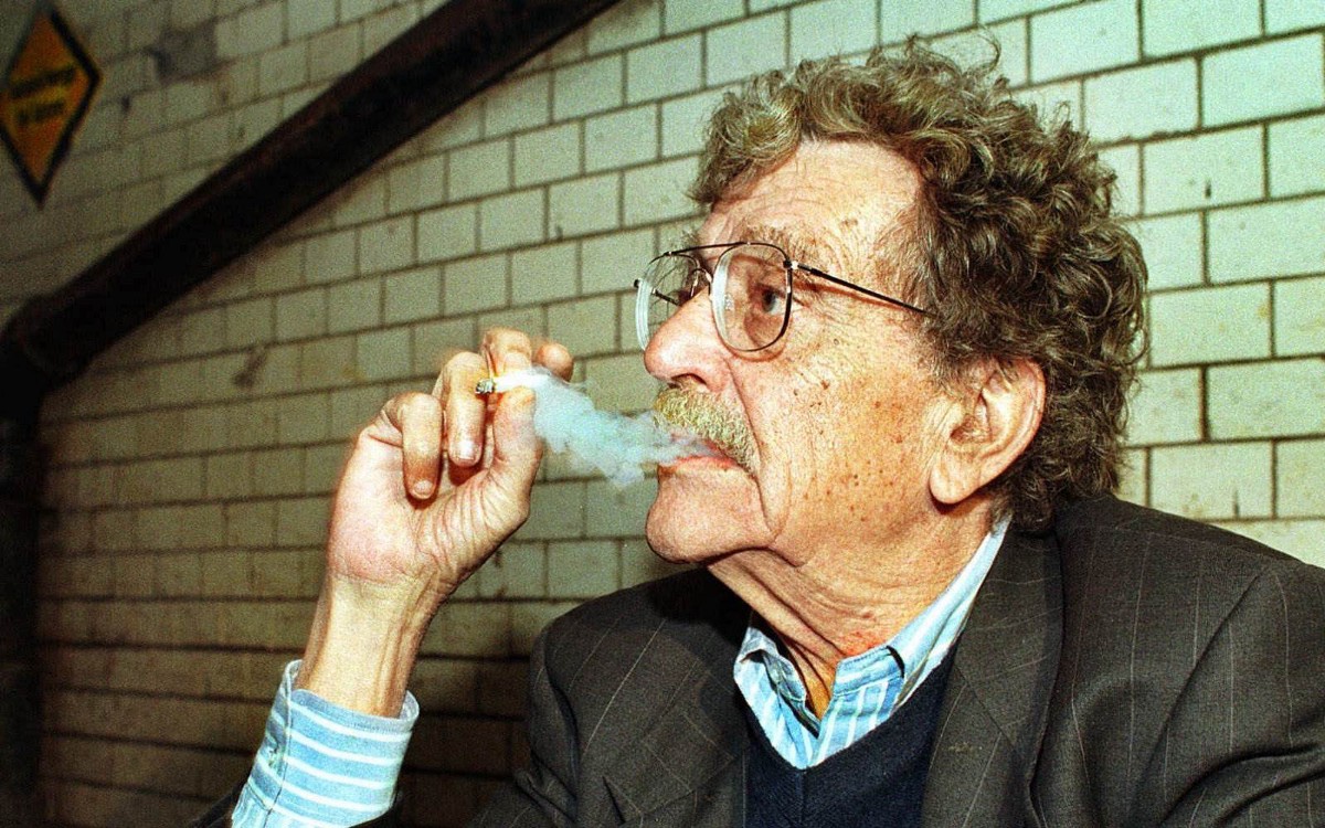 Kurt Vonnegut smoking